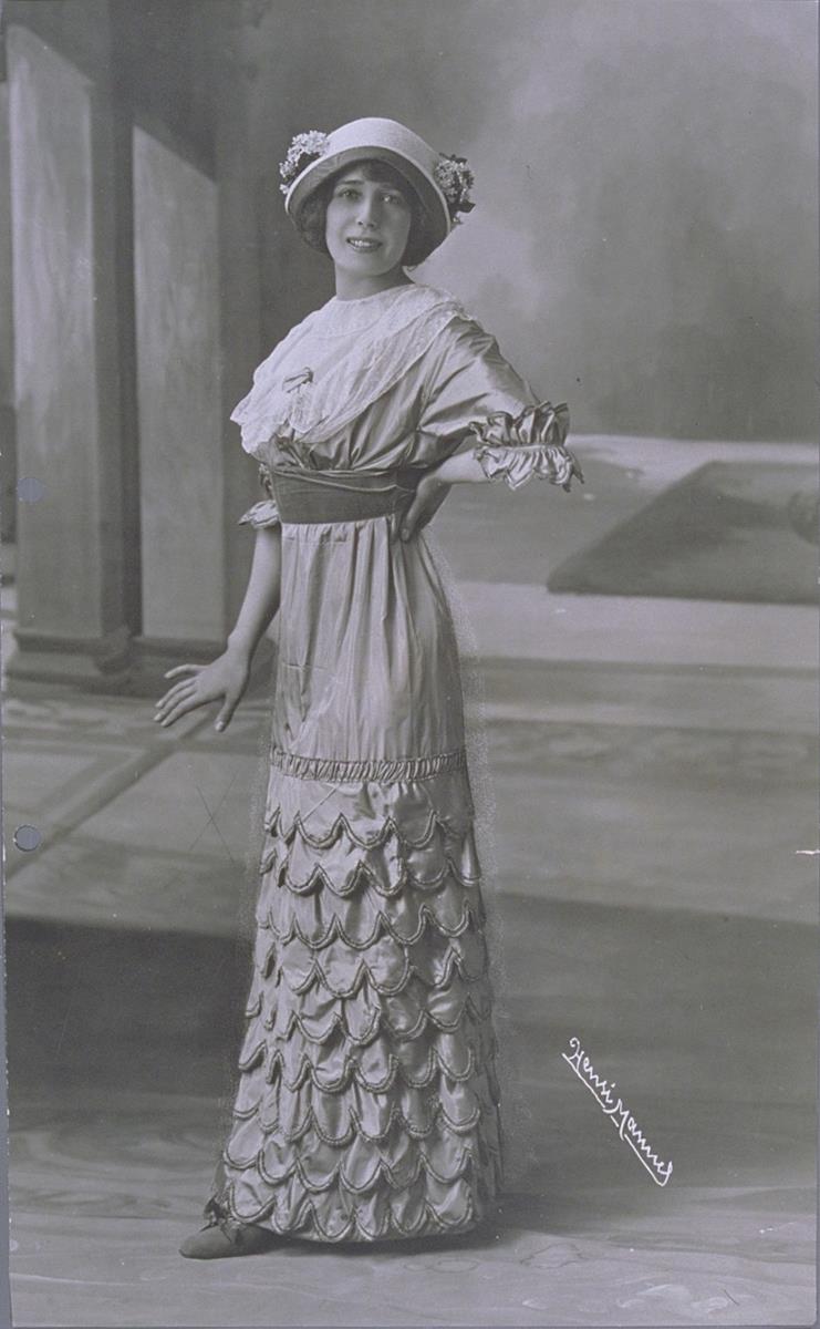 Mistinguett in Nachmittagskleid von Agnès