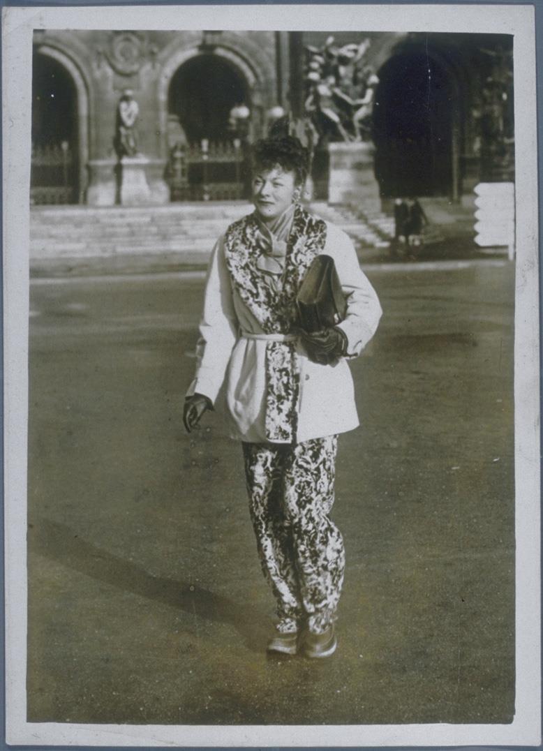 Frau in Jacke und Hose