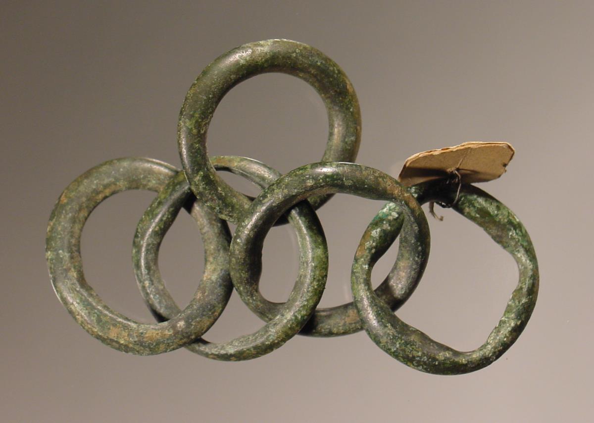 Fragment einer Kette aus fünf Ringen