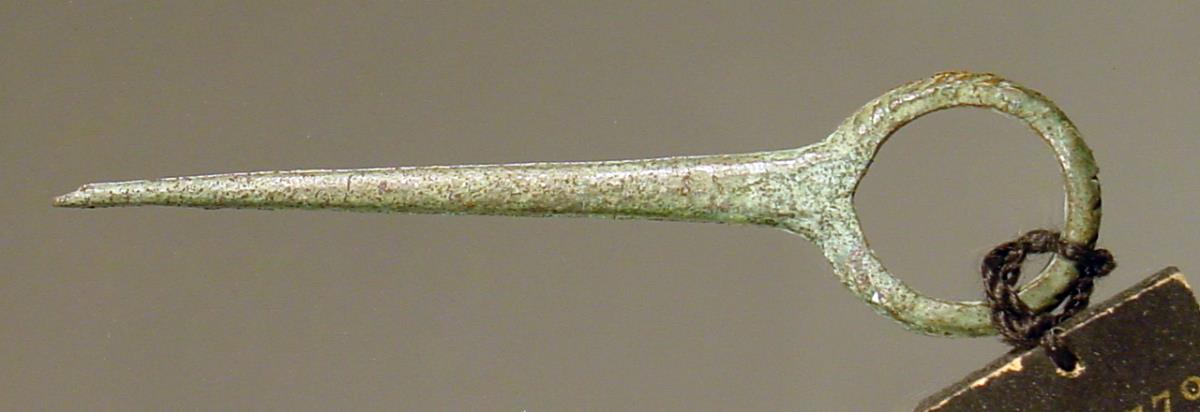 Nadel mit kleinem Ring am Kopf