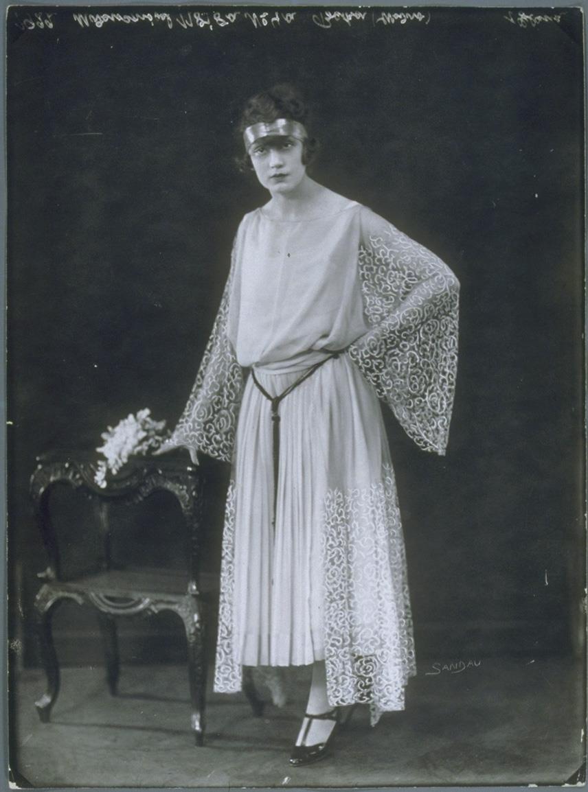 Elga Wedow in Kleid von Modellhaus Max Becker