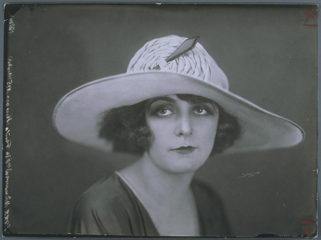 Ruth Weyher mit Hut von Paula Schwarz