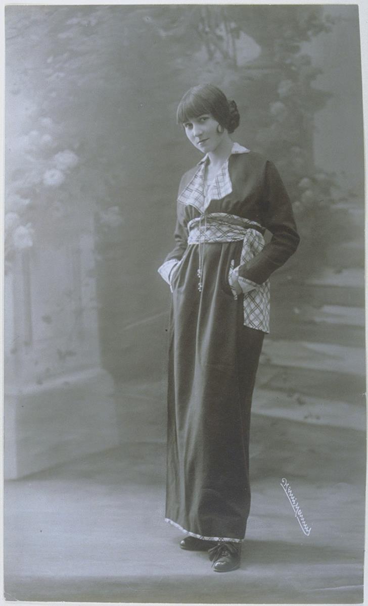 Frau in Kleid von André Groult