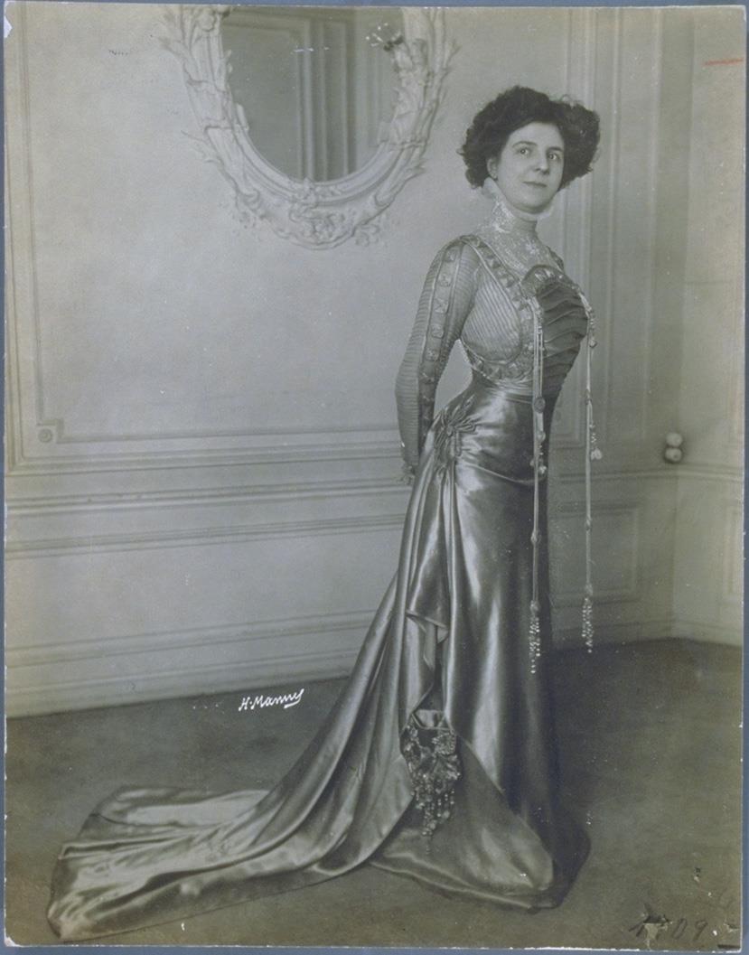 Frau in Kleid