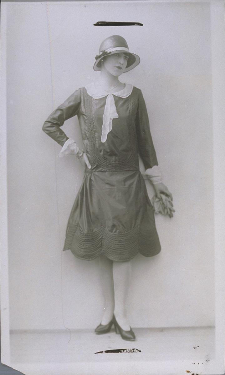 Frau in Kleid von Rosine Aoust
