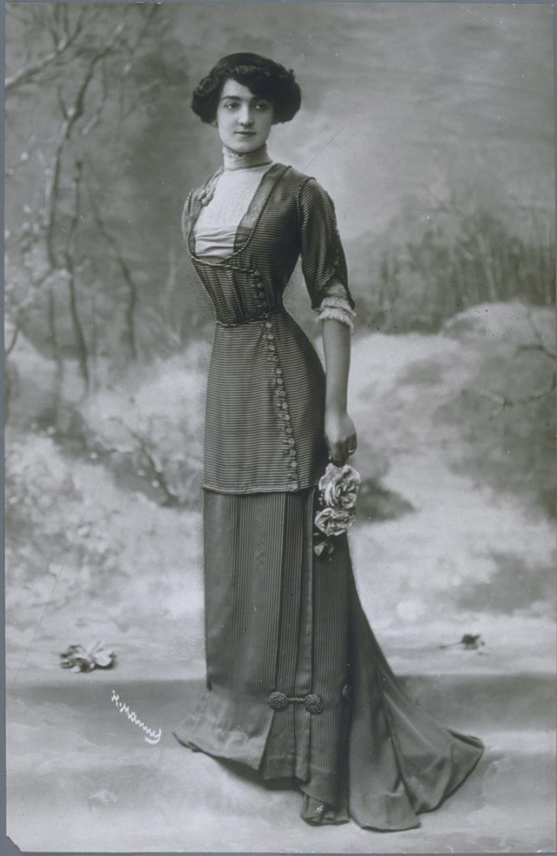 Frau in Kleid von Boué Soeurs