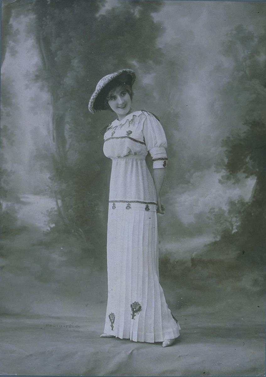 Frau in Ensemble von Brandt