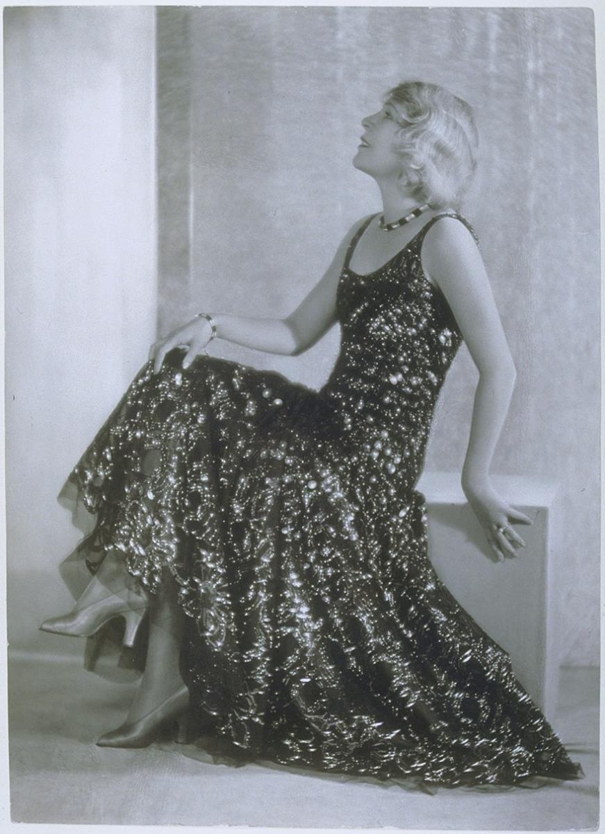 Sybil Smolowa in Kleid von Modellhaus Max Becker