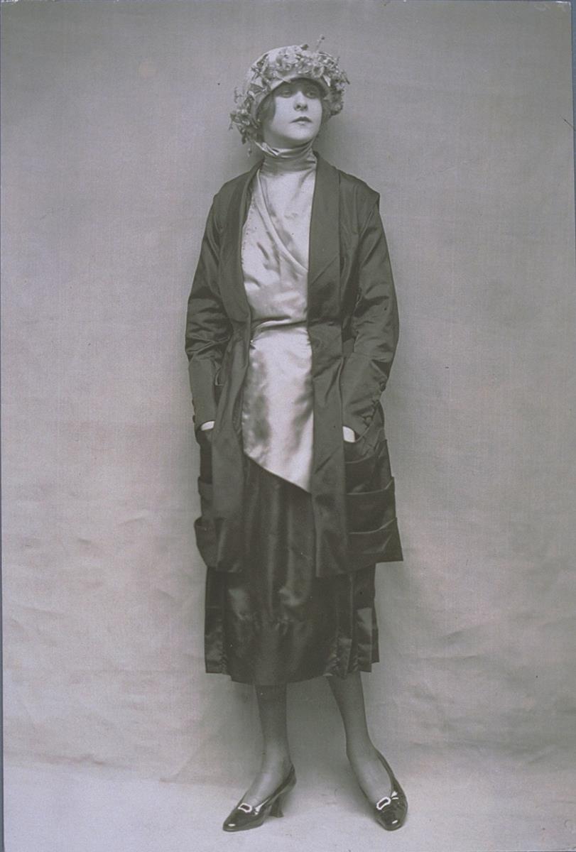 Frau in Jacke, Rock und Bluse