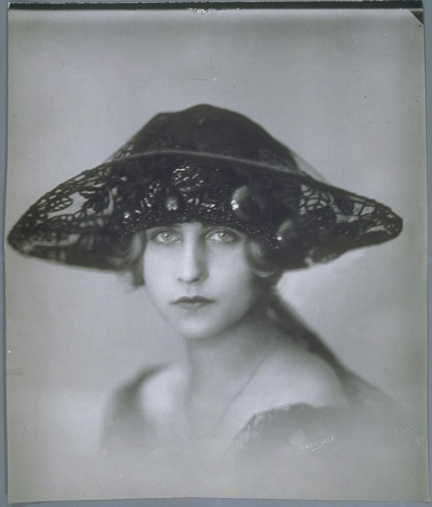 Grete Mosheim mit Hut von Paula Schwarz