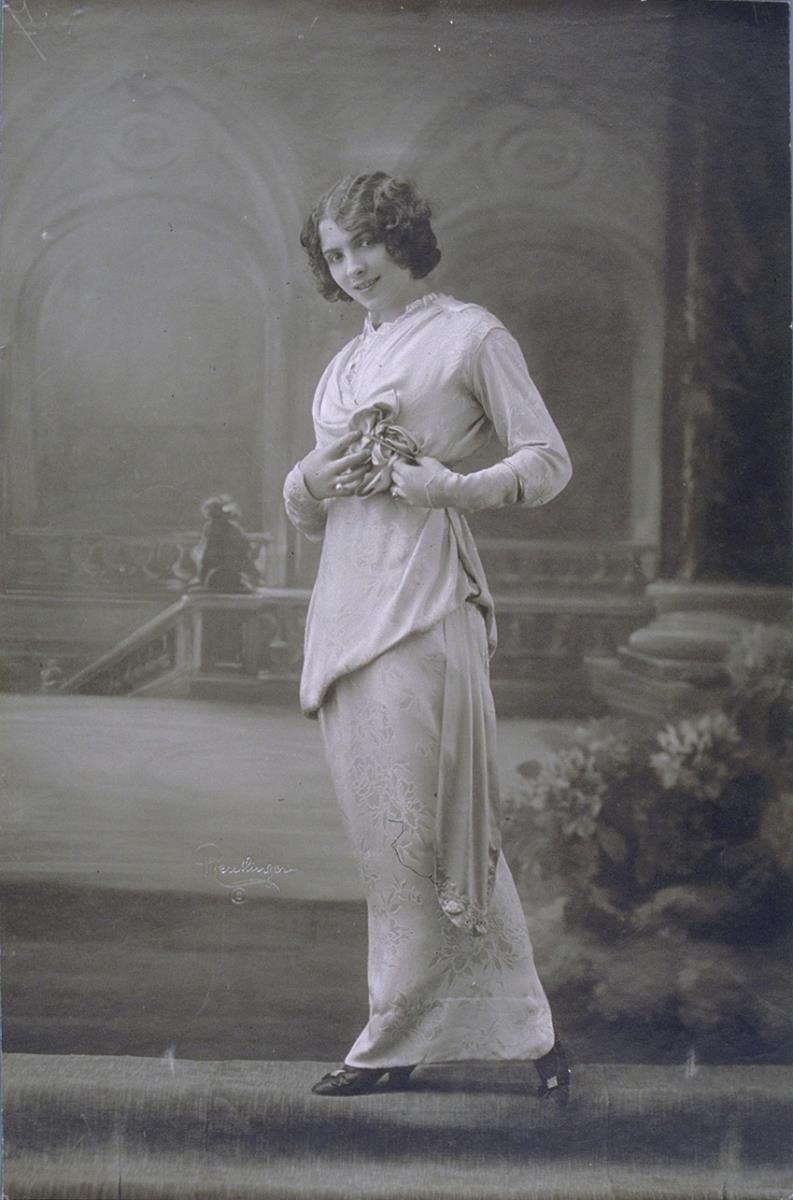 Mademoiselle Danjou in Teekleid