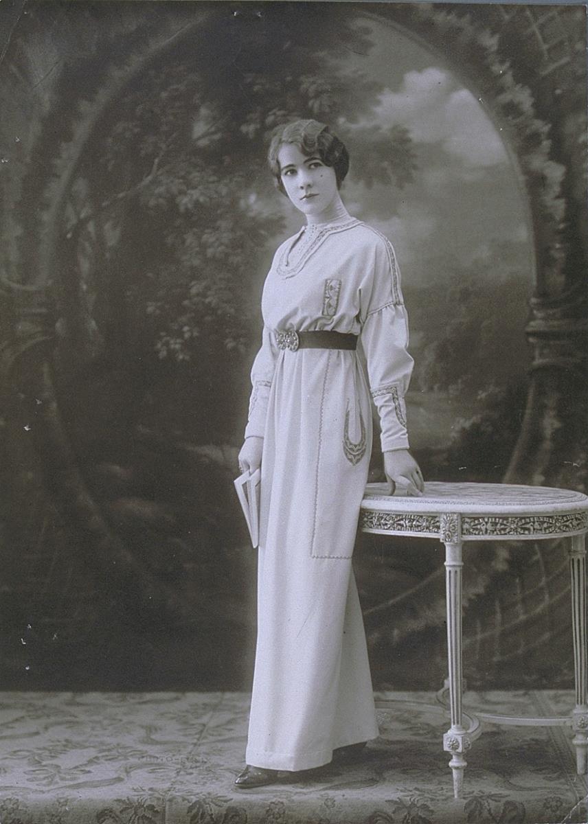 Frau in Modell Tyarko von Maison Ch. Drecoll, Paris