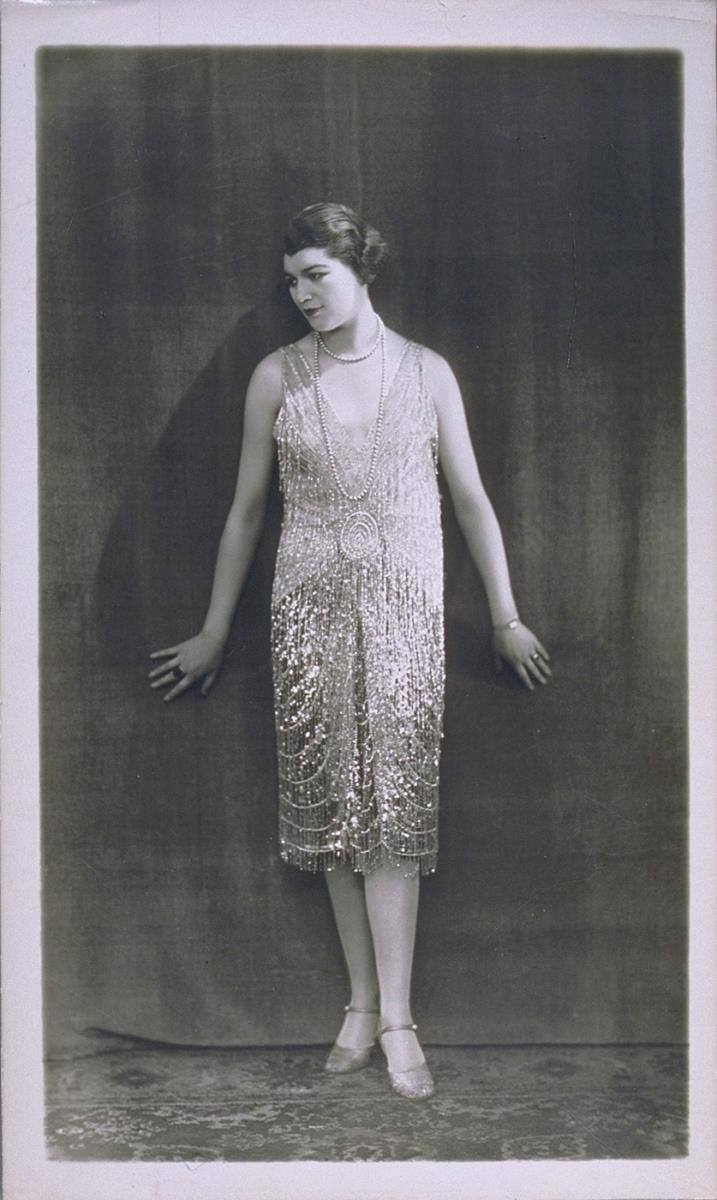 Frau in Kleid von Brialix