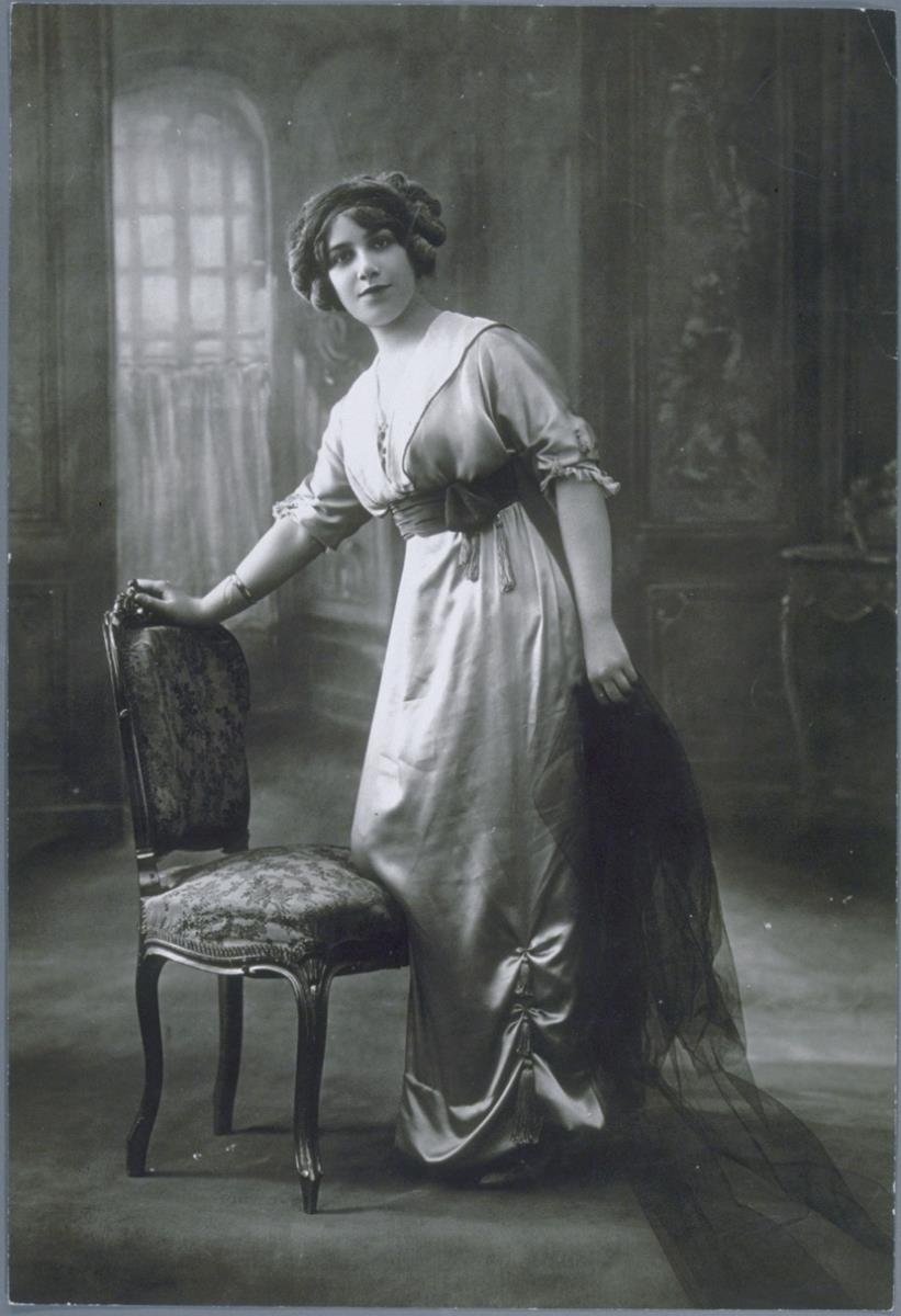 Frau in Kleid