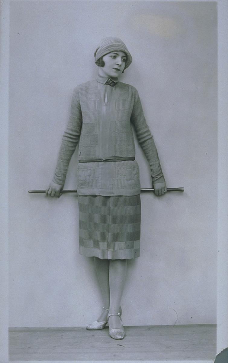 Frau in Sweater und Rock von Brialix