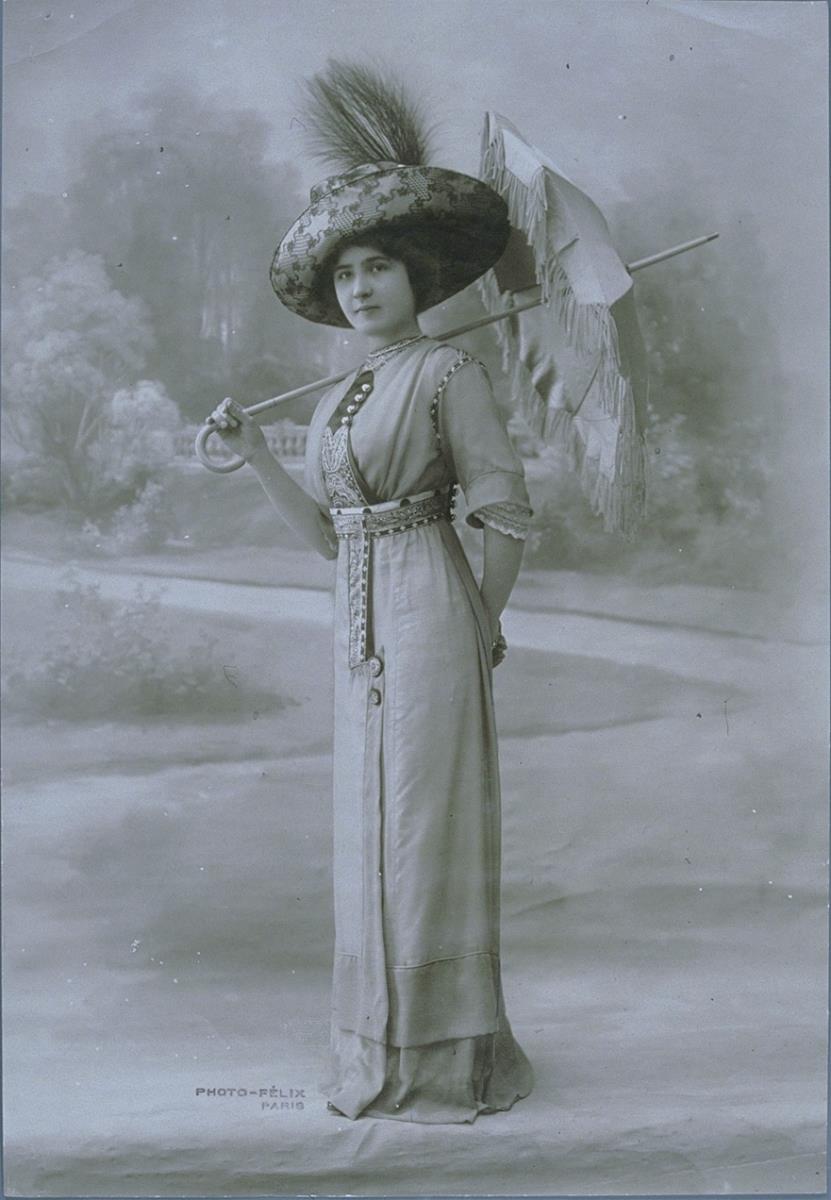Frau in Kleid von Lelong