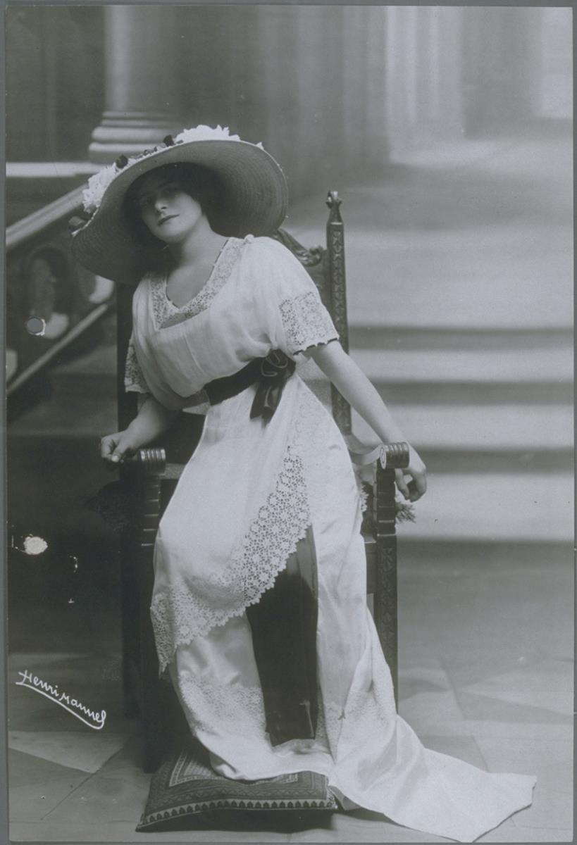 Frau in Kleid von Desbrosses