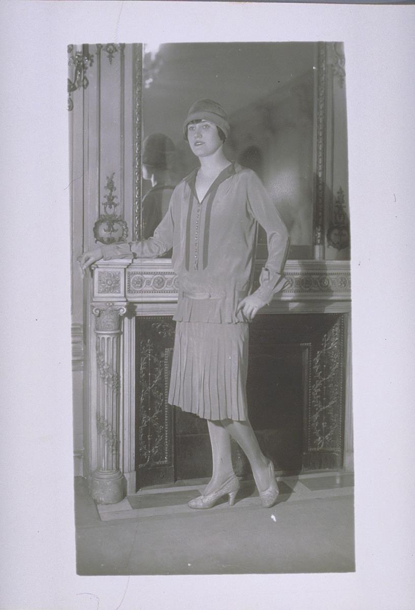 Frau in Kleid von Max Robert