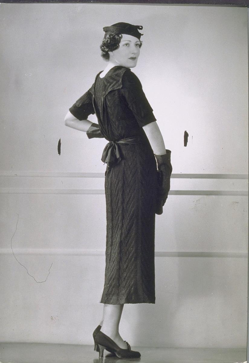 Frau in Kleid von Anny Blatt