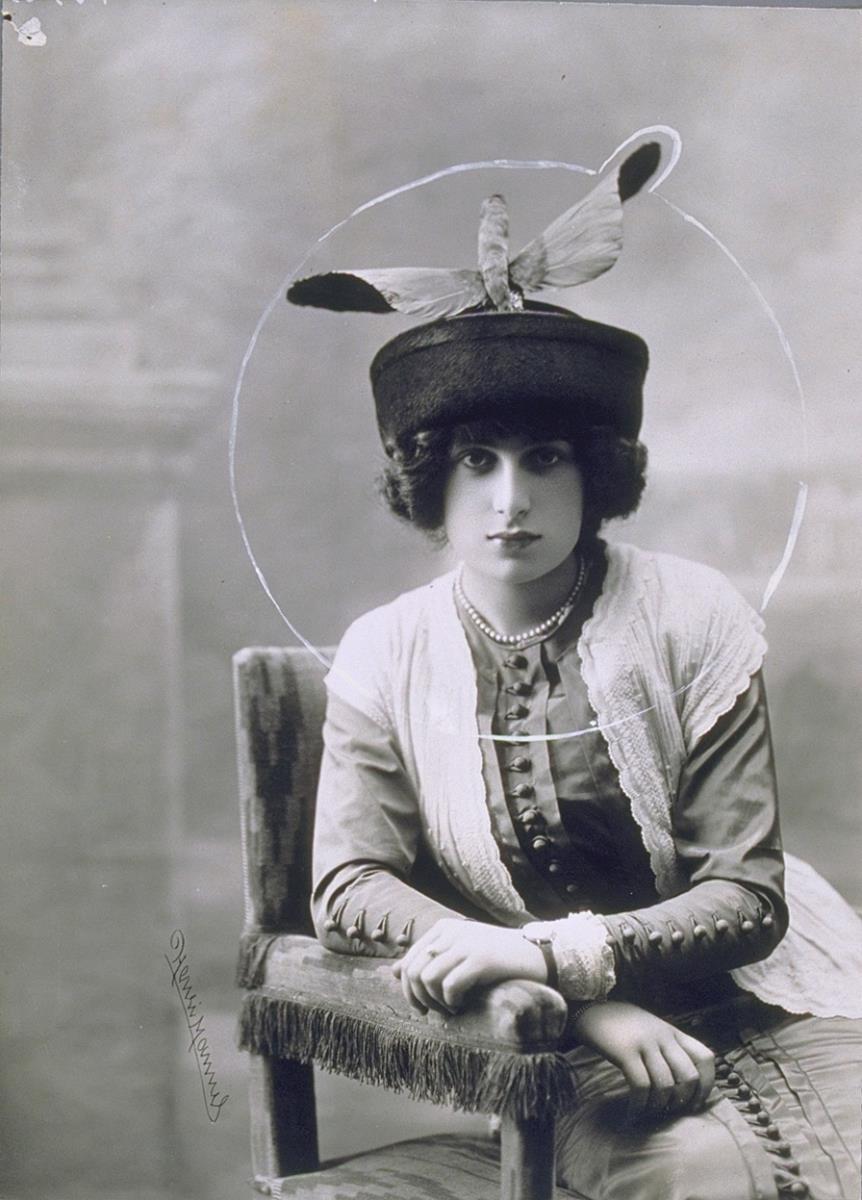 Frau mit Hut von Boniface