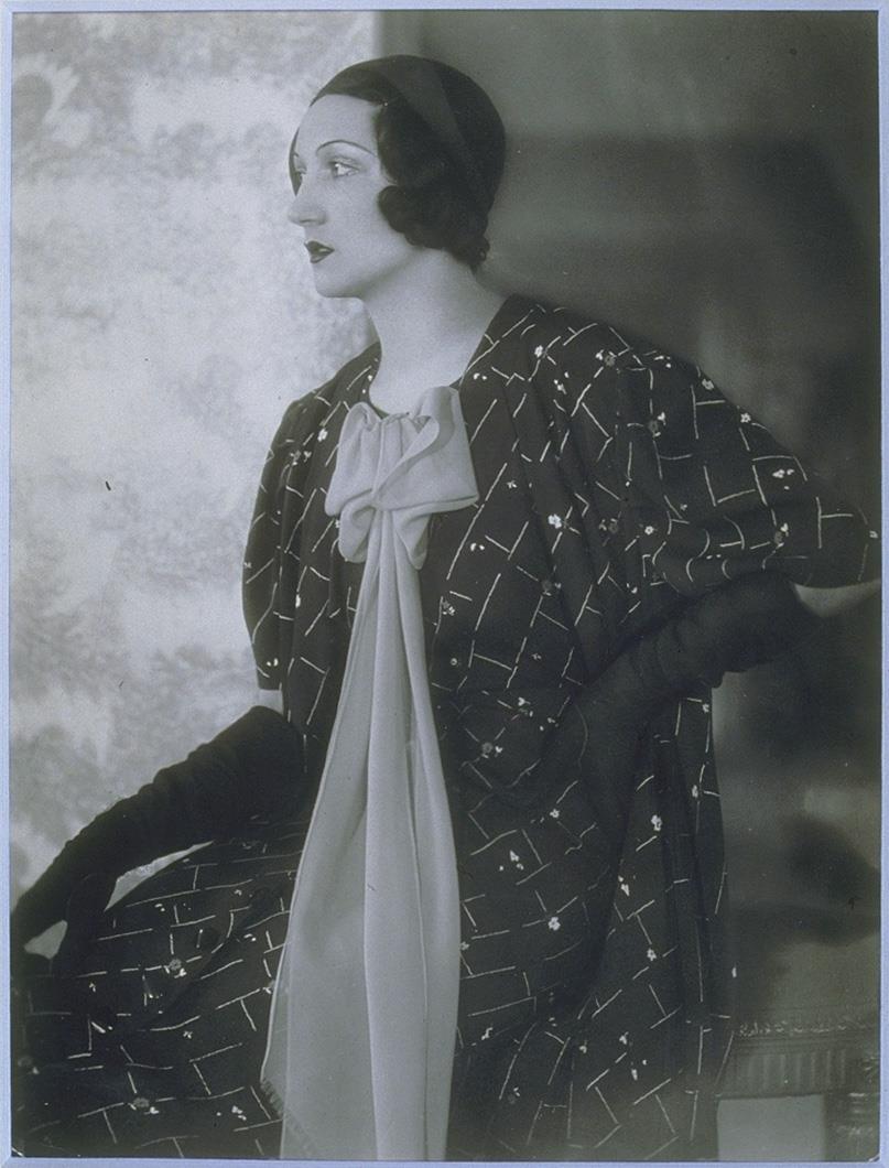 Fritzi Krüger in Ensemble von Hobe