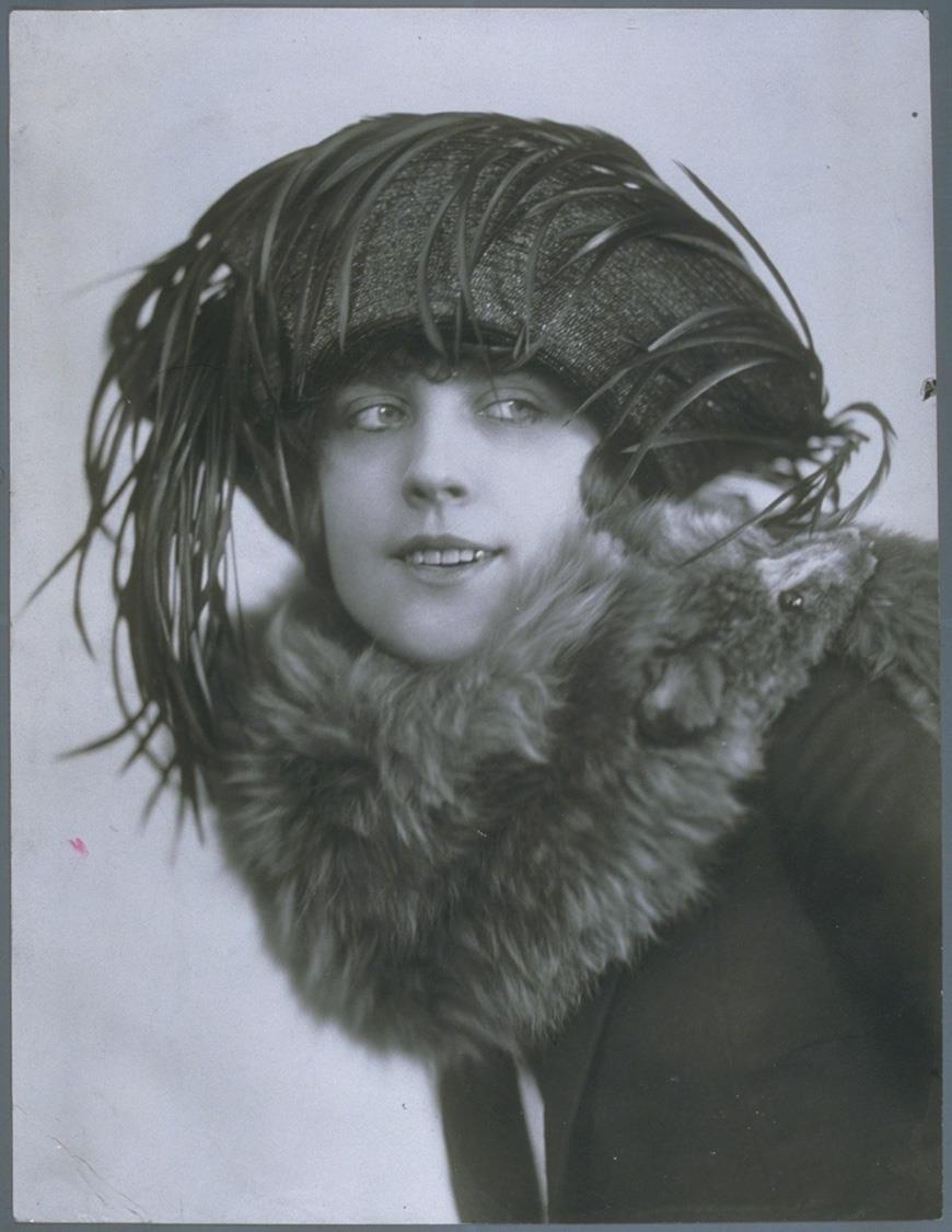 Frau mit Hut von Paula Schwarz