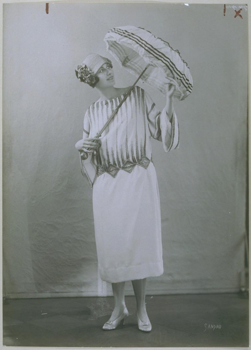 Maria Leeser in Kleid von Clara Schultz und Hut von Regina Friedländer