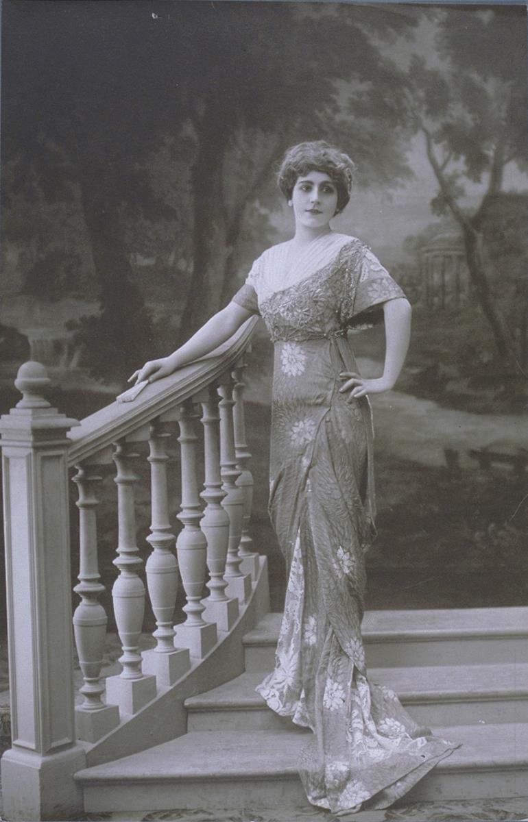 Frau in Kleid