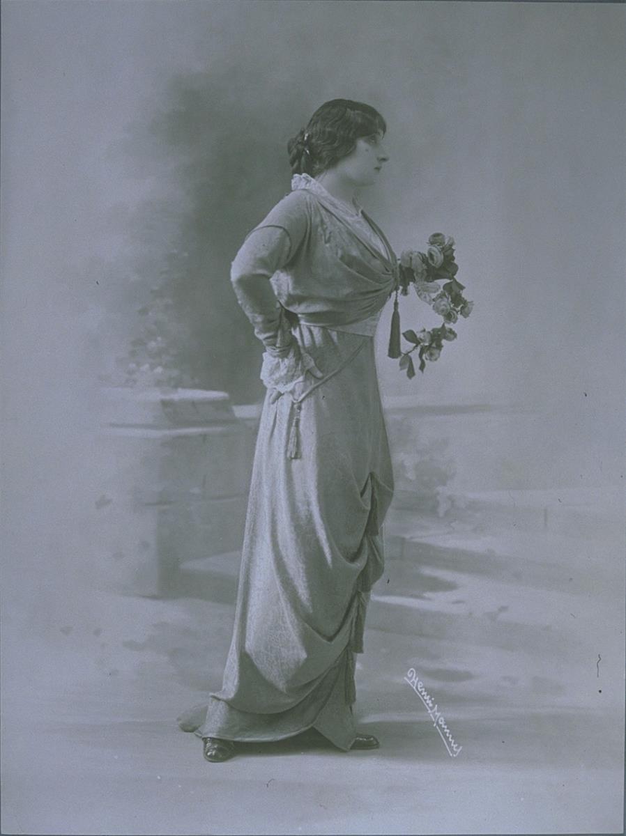 Frau in Kleid von Bazan