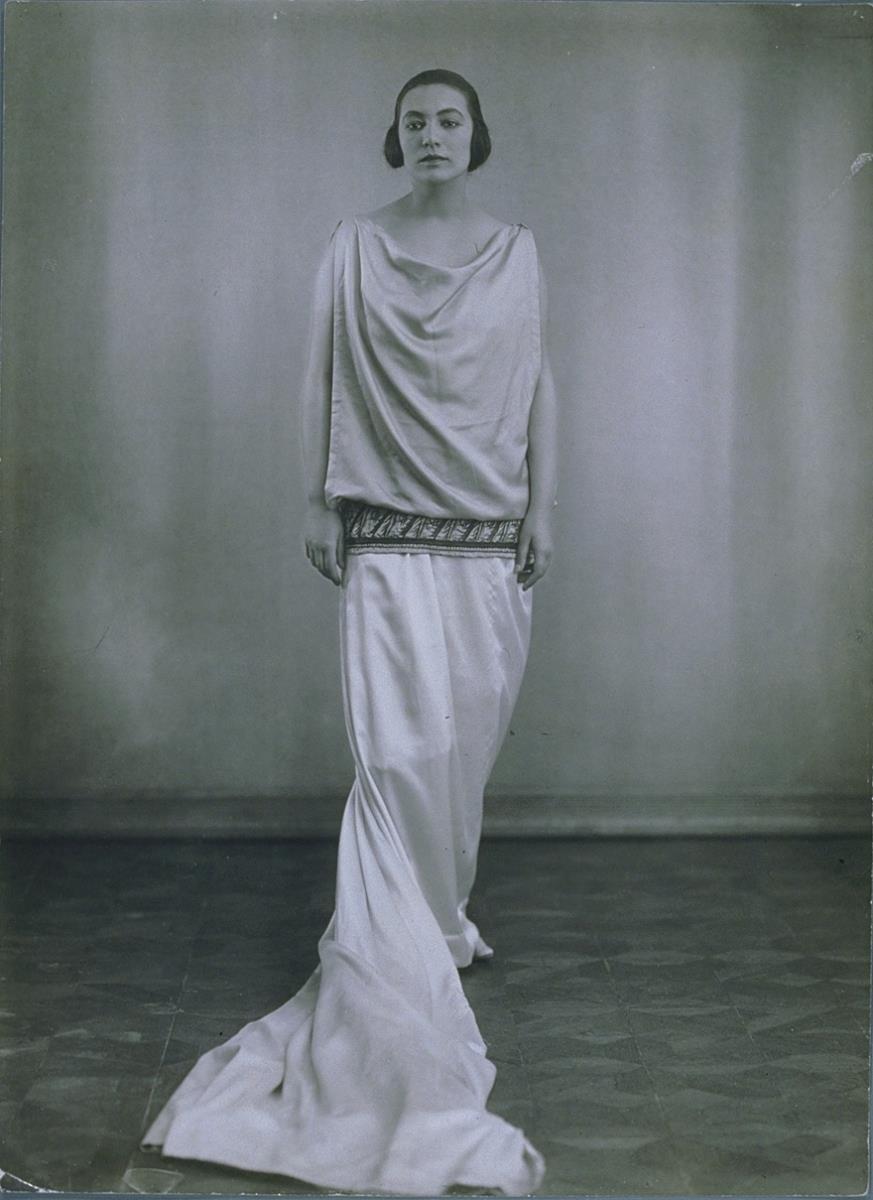 Elsa Heims (?) in Kleid von Otto Haas-Heye