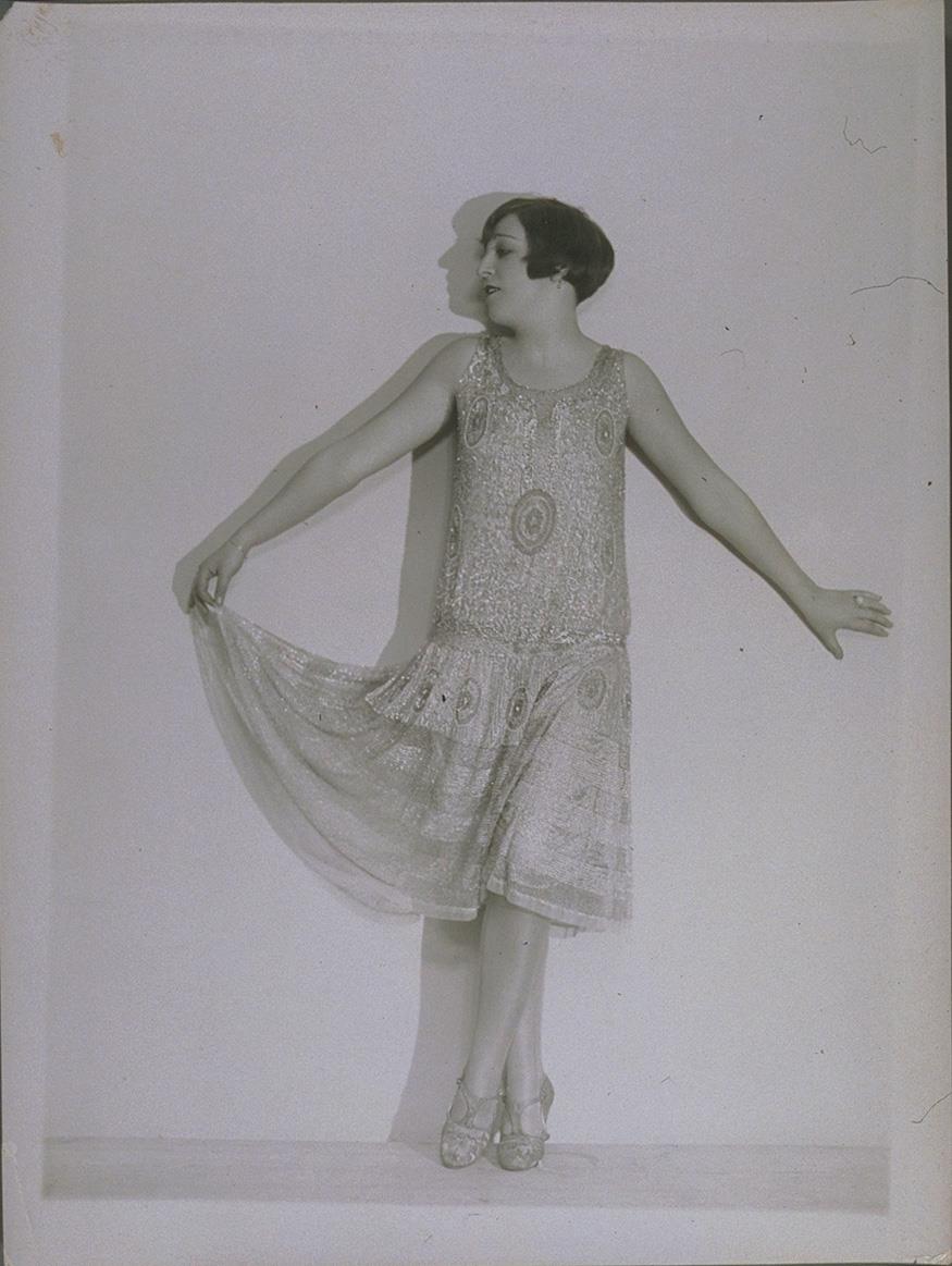 Frau in Kleid von Robe Pascal