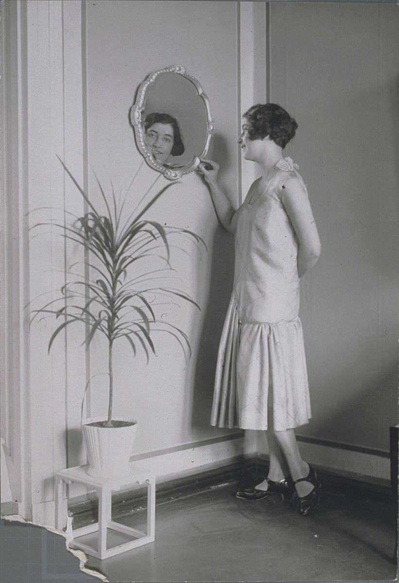 Frau in Kleid