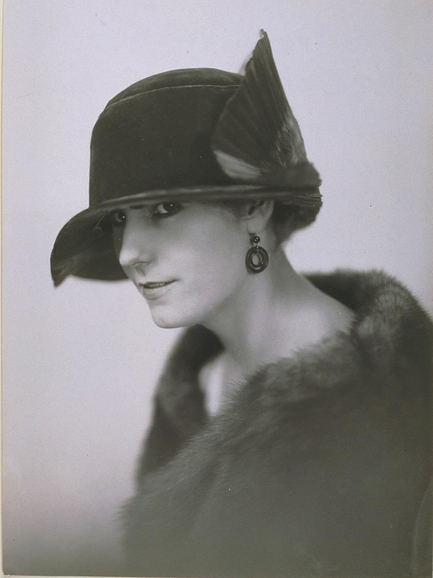 Frau mit Hut von Claire Golsch