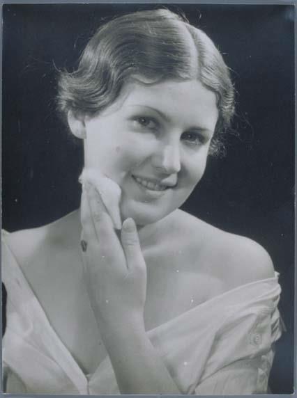 Frau mit Kosmetik