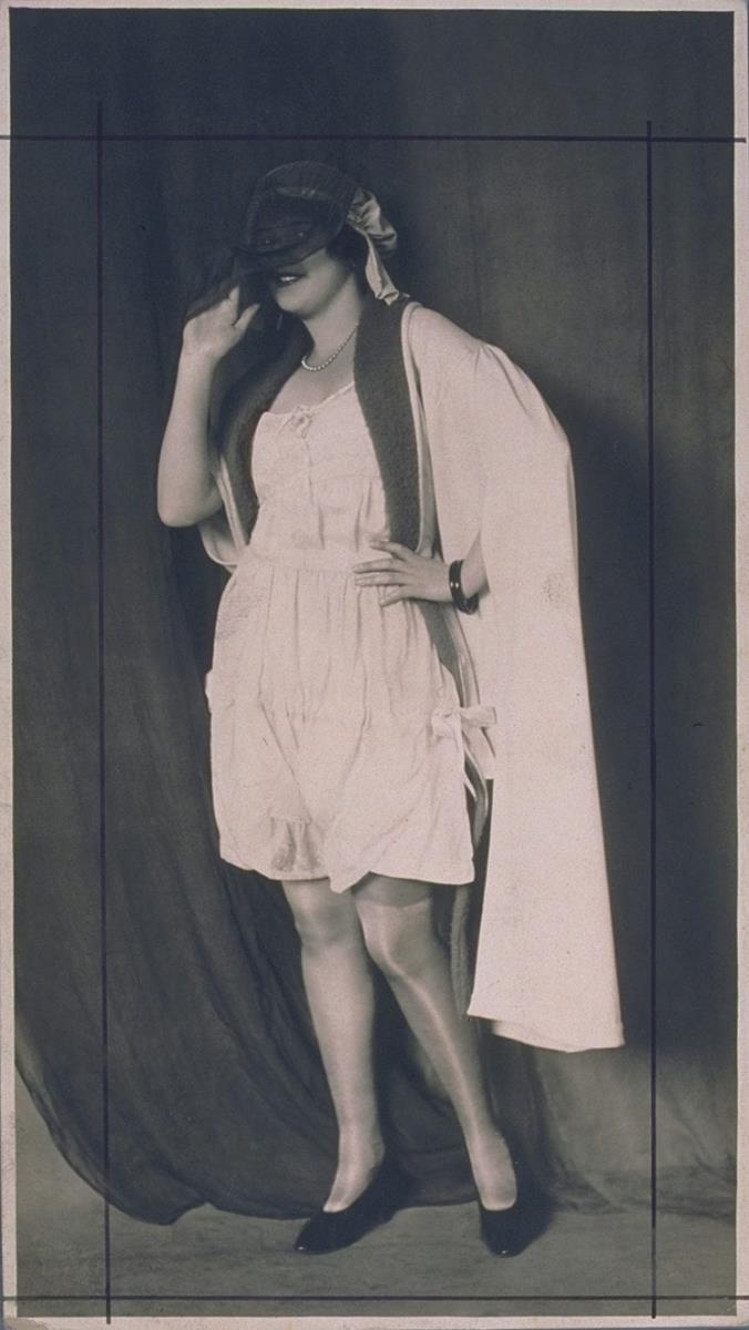 Frau in Unterwäsche von D. Rosenfeld