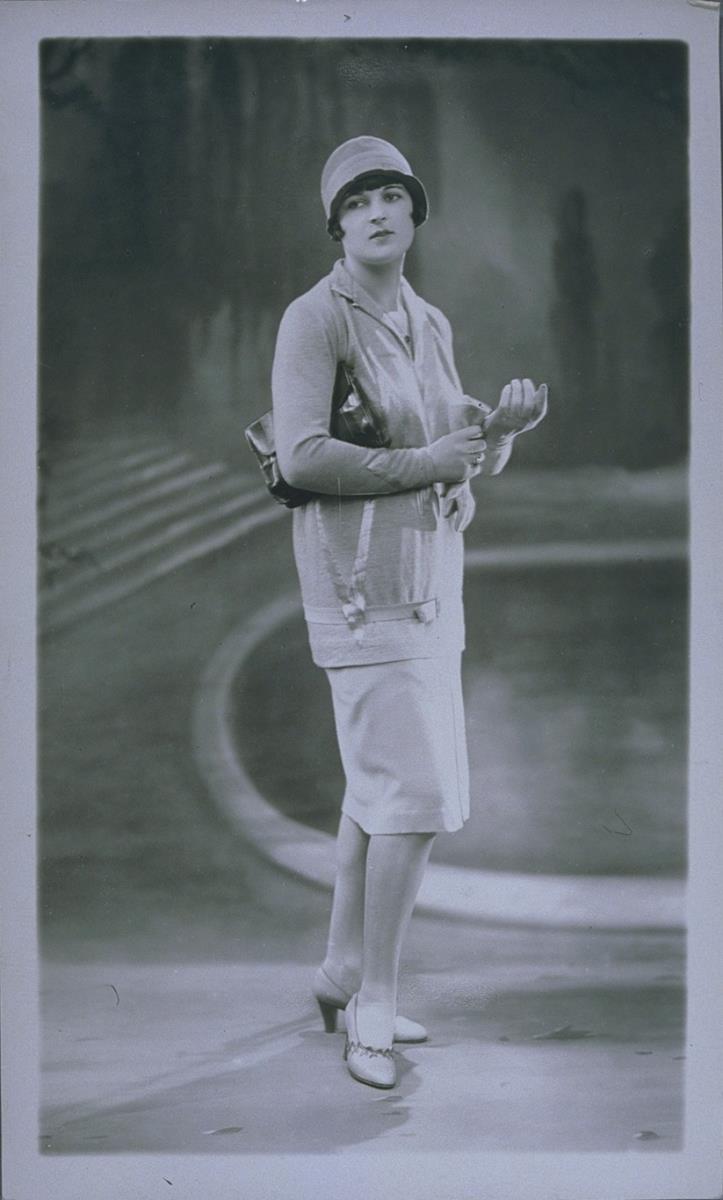 Frau in Pullover und Rock von Retty