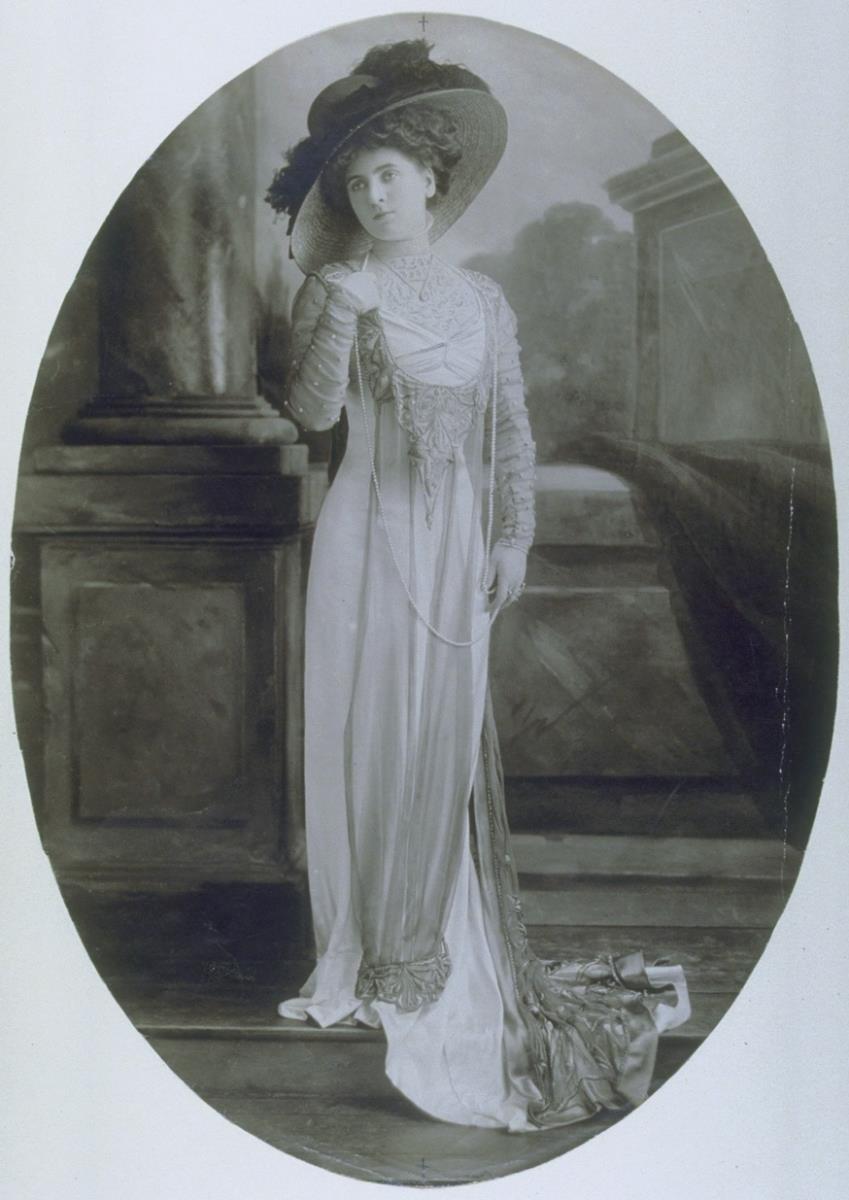 Frau in Kleid von Martial et Armand