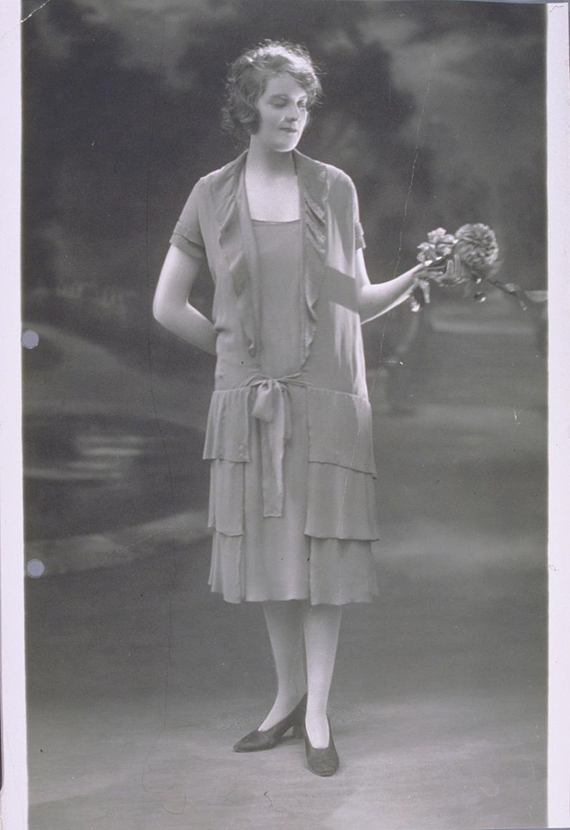 Frau in Kleid von de Flavus