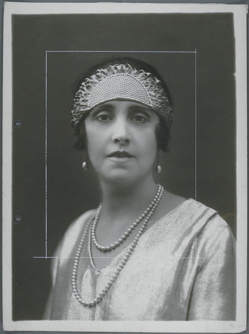 Frau mit Stirnband von Judith Barbier