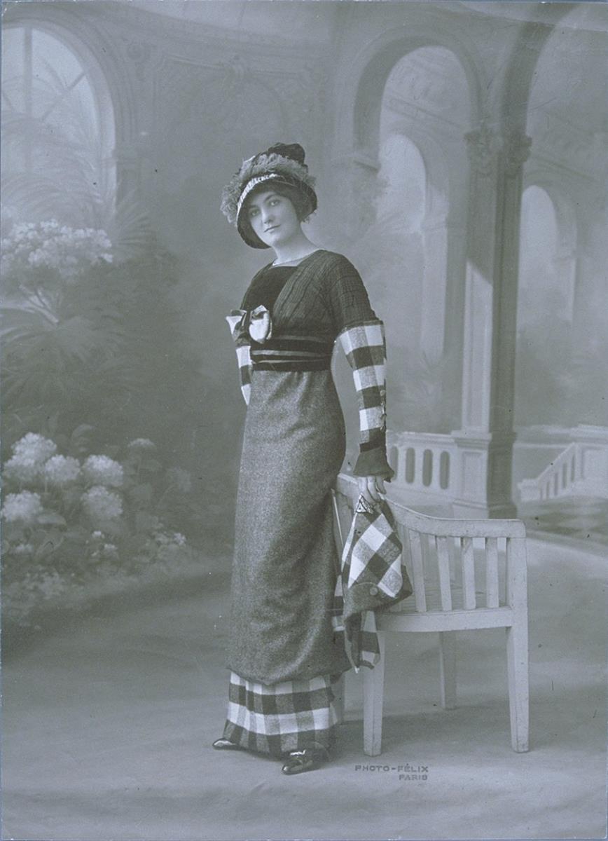 Frau in Kleid von Martial et Armand