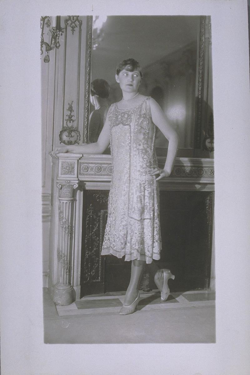 Frau in Kleid von Max Rollande