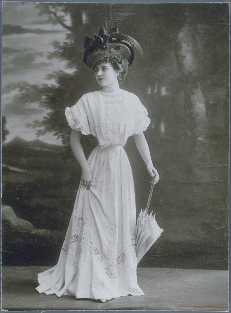 Frau in Kleid von Ney Soeurs