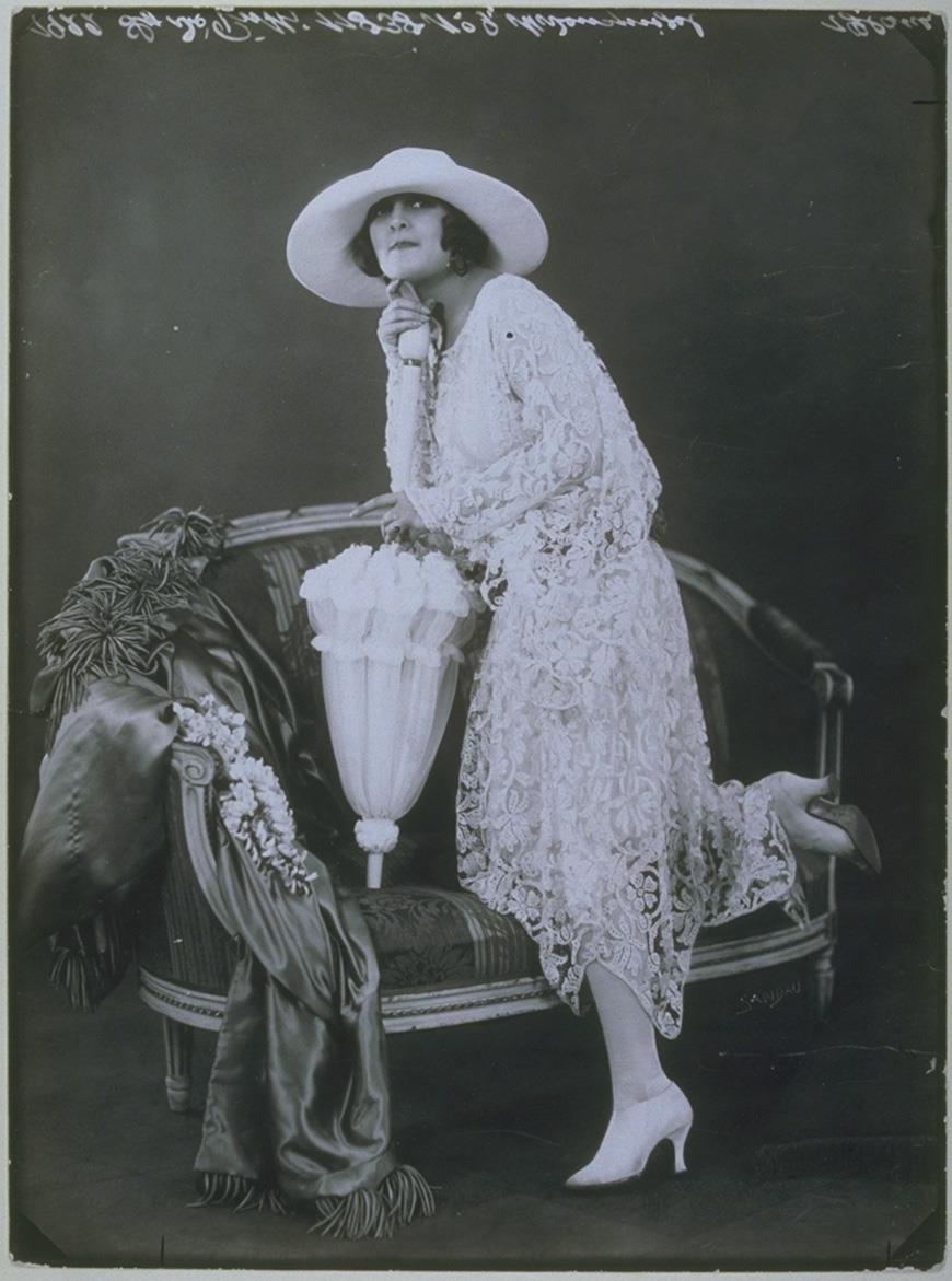 Lya de Putti in Kleid von Modellhaus Max Becker