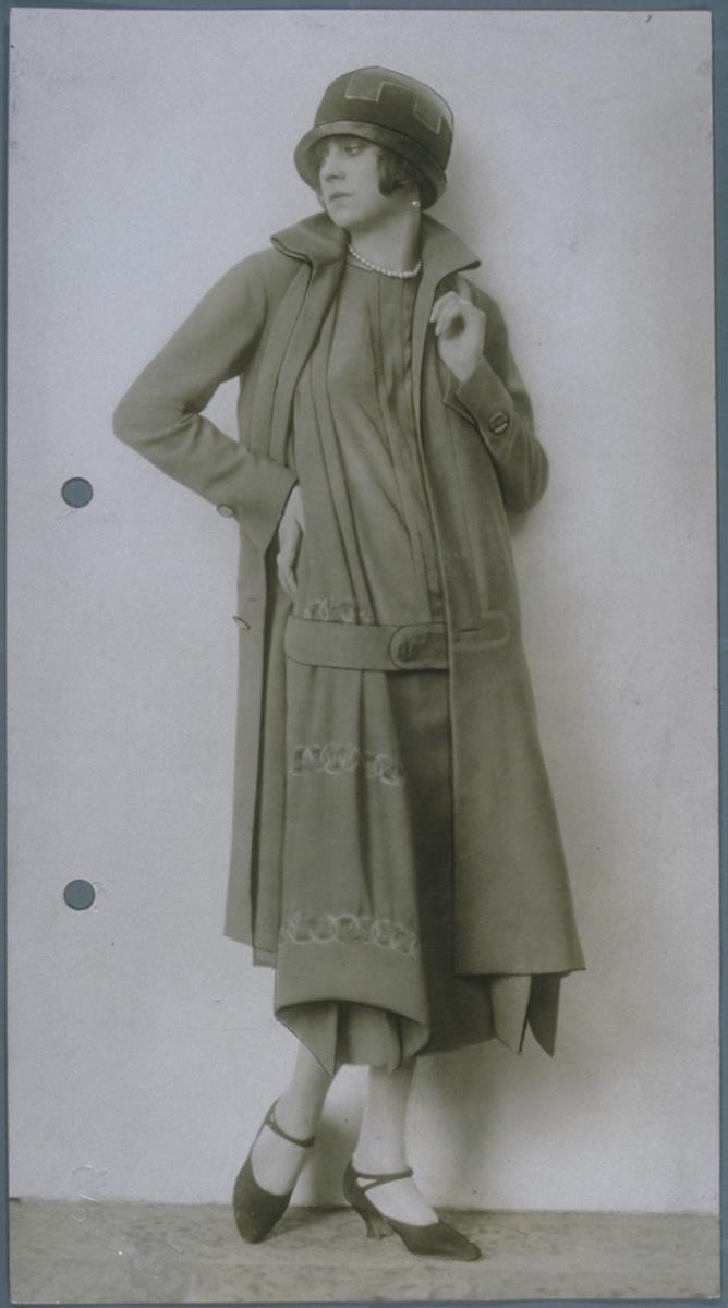 Frau in Kleid und Mantel von Schostal und Laderer und mit Hut von Berteaux