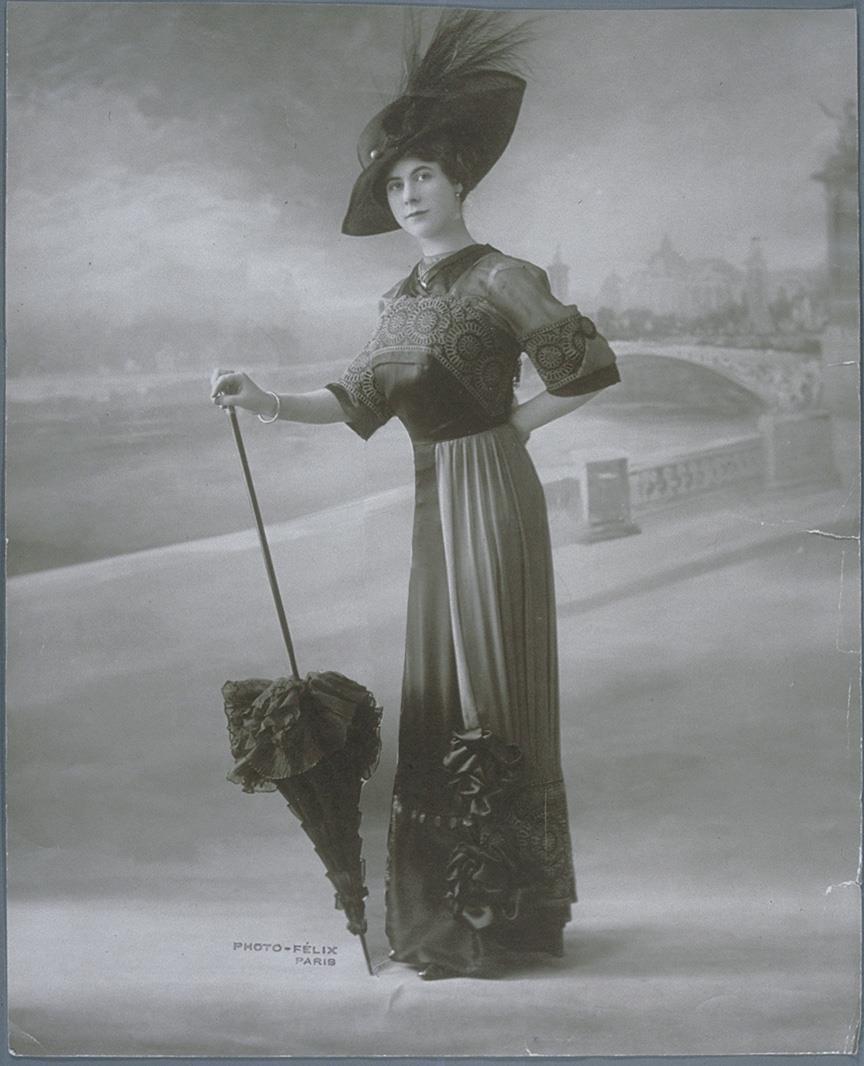 Frau in Kleid von Boué Soeurs