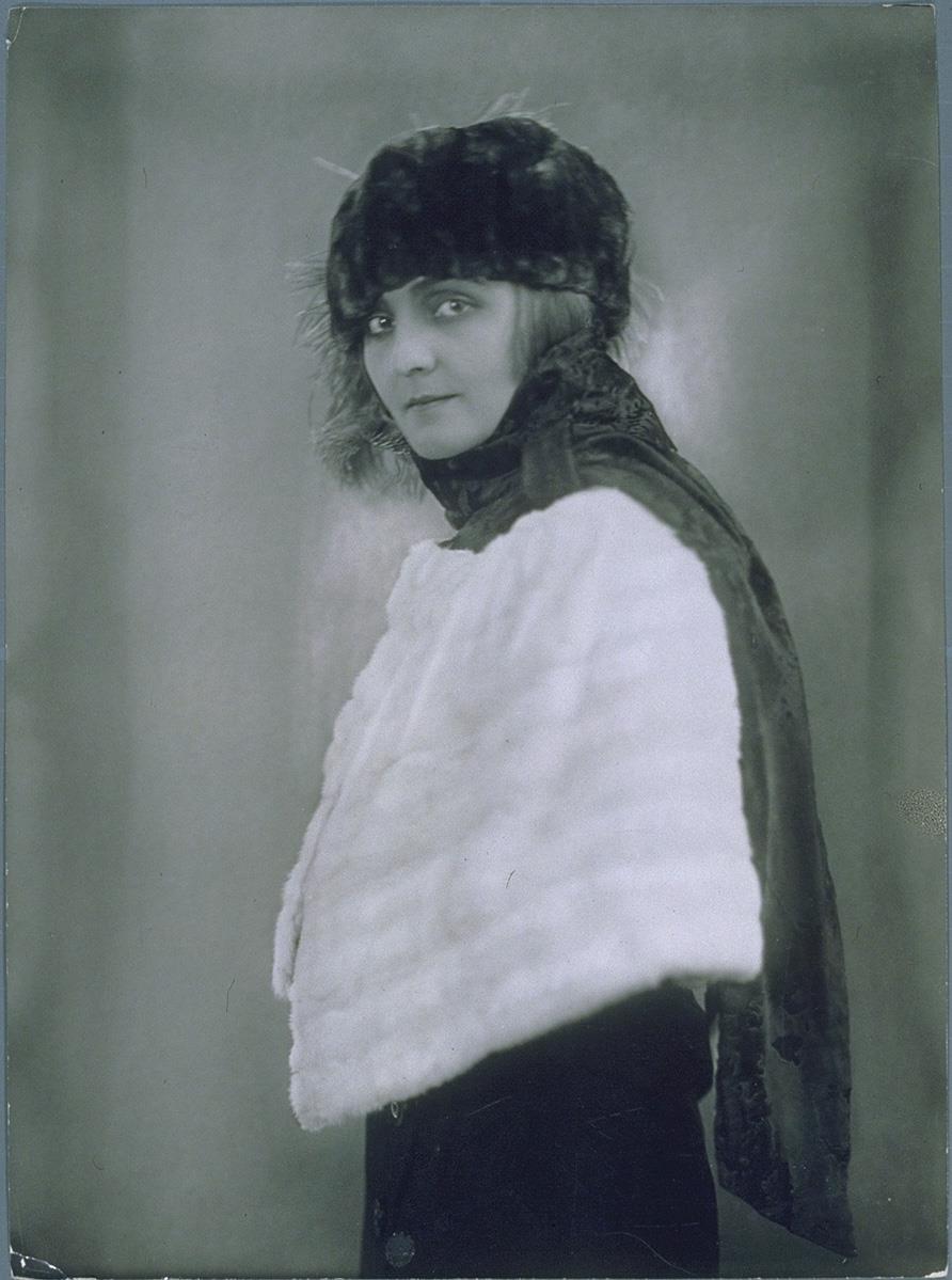 Charlotte Berendt in Cape und Hut von Herpich Söhne