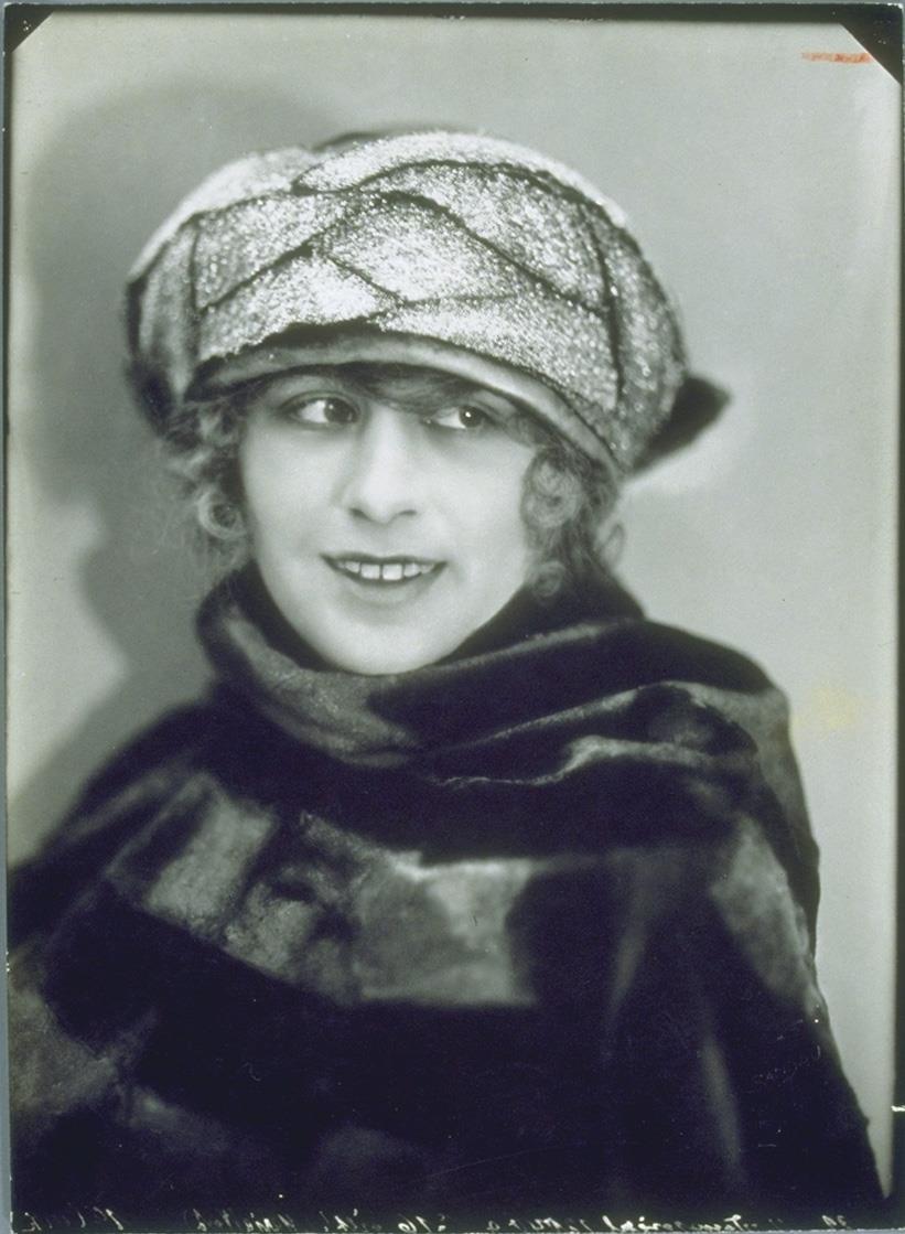 Maria West mit Hut von Paula Schwarz