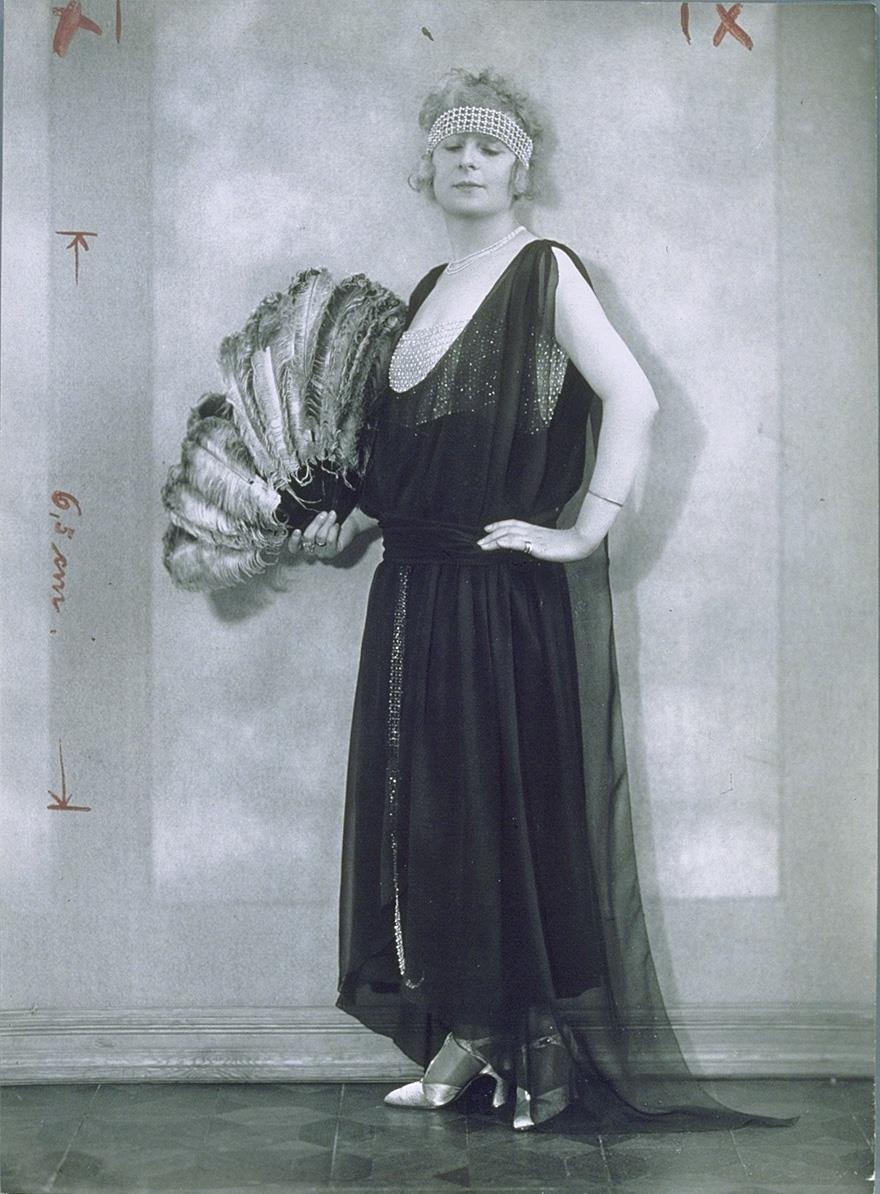Frau in Kleid von Gerson-Prager Hausdorff