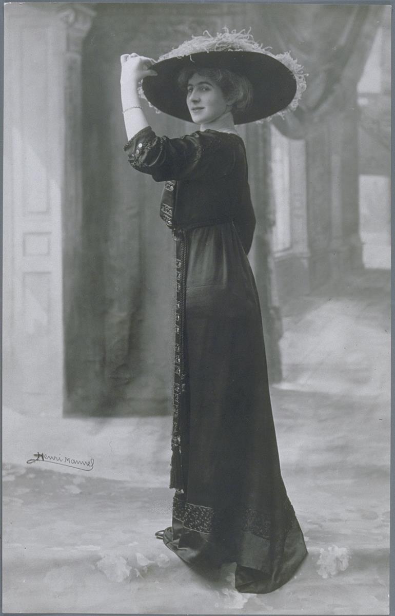 Frau in Kleid von Henry & Co. (?)