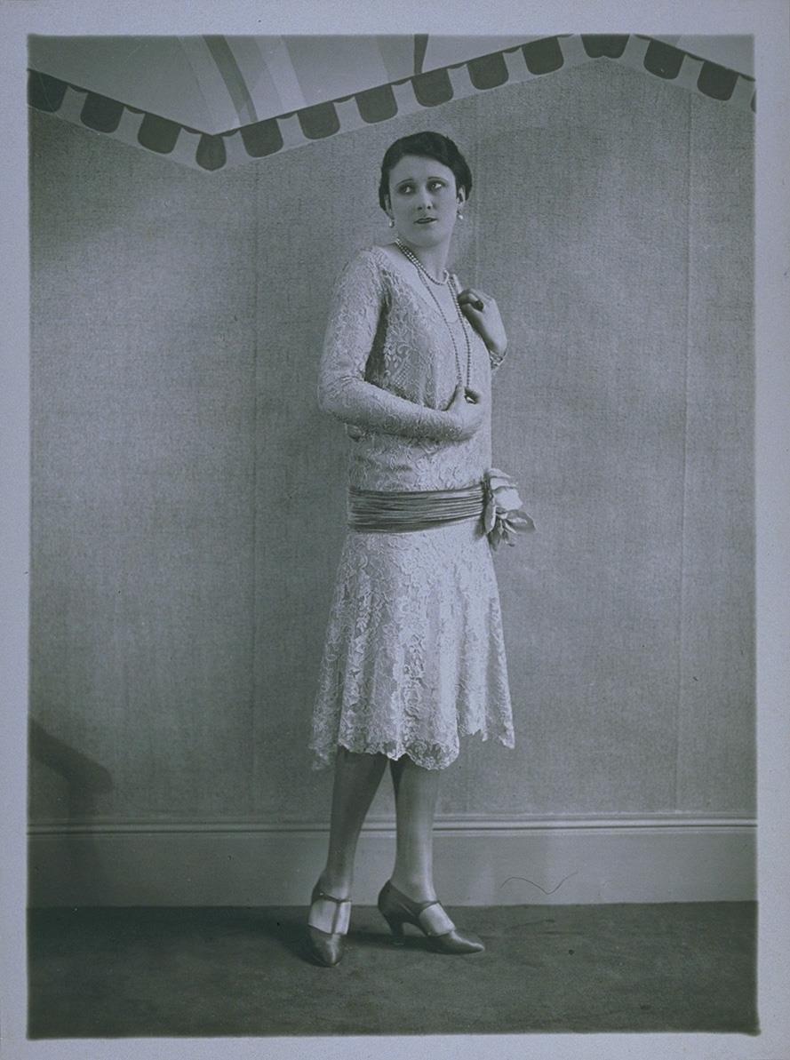 Frau in Kleid von Juliette Courtisien